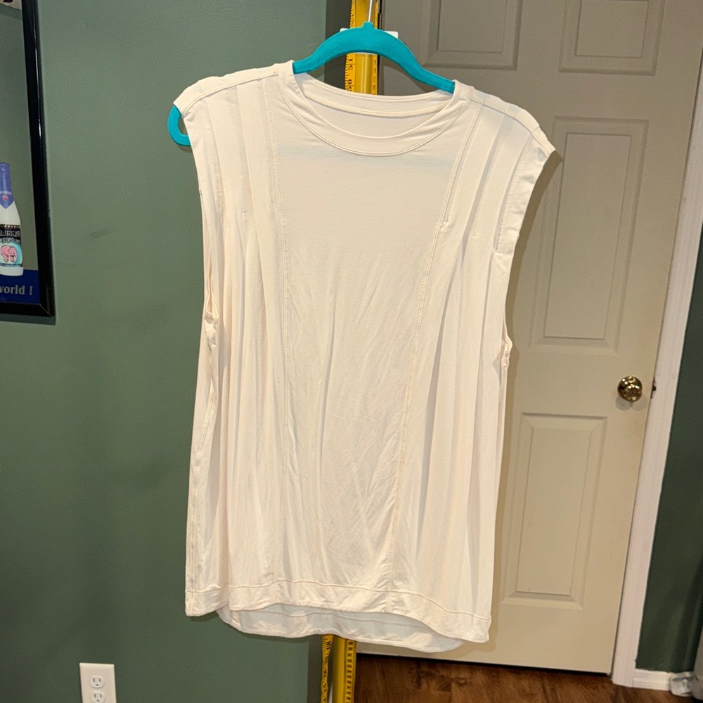 EUC lululemon Sleeveless Cream pleated tank Top